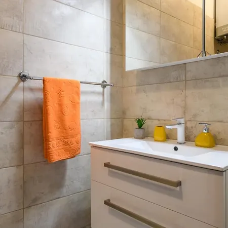 別荘 Villa Percan - Spacious Family Home With Private Pool On A 4000 Square Meter Plot クルニカ