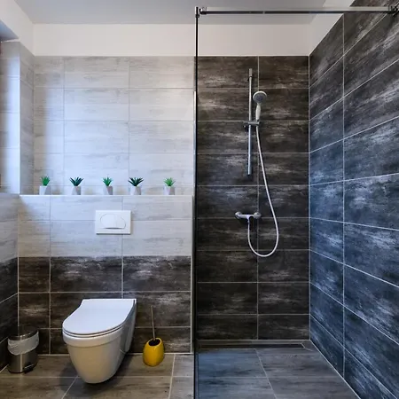 別荘 Villa Percan - Spacious Family Home With Private Pool On A 4000 Square Meter Plot クルニカ