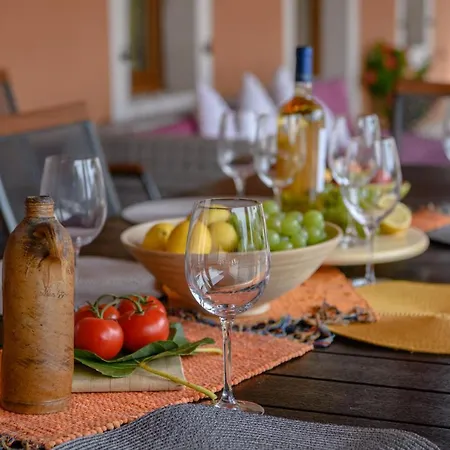 別荘 Villa Percan - Spacious Family Home With Private Pool On A 4000 Square Meter Plot クルニカ