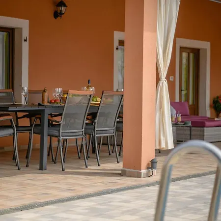 Villa Percan - Spacious Family Home With Private Pool On A 4000 Square Meter Plot 別荘 クルニカ