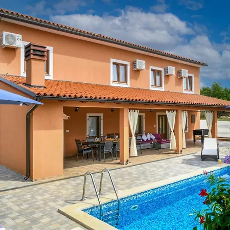 別荘 Villa Percan - Spacious Family Home With Private Pool On A 4000 Square Meter Plot