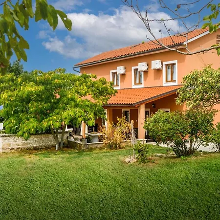 別荘 Villa Percan - Spacious Family Home With Private Pool On A 4000 Square Meter Plot クルニカ