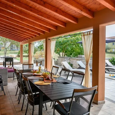 Villa Percan - Spacious Family Home With Private Pool On A 4000 Square Meter Plot 別荘 *