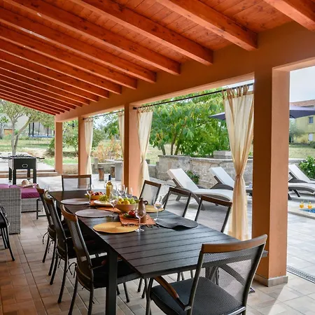Percan - Spacious Family With Private Pool On A 4000 Square Meter Plot *