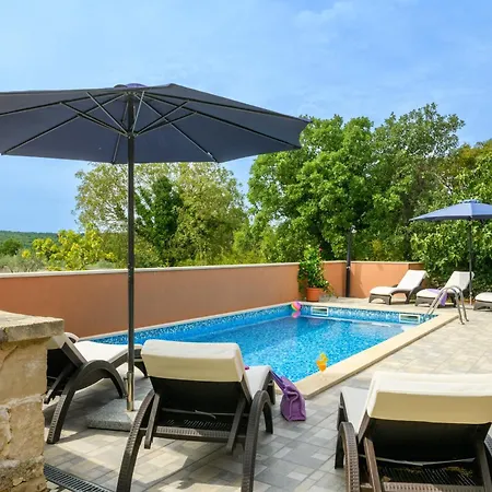 בית נופש Percan - Spacious Family With Private Pool On A 4000 Square Meter Plot קרניצה
