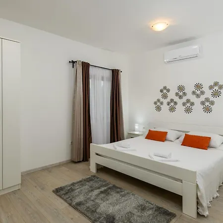 Villa Percan - Spacious Family Home With Private Pool On A 4000 Square Meter Plot Vakantiehuis Krnica