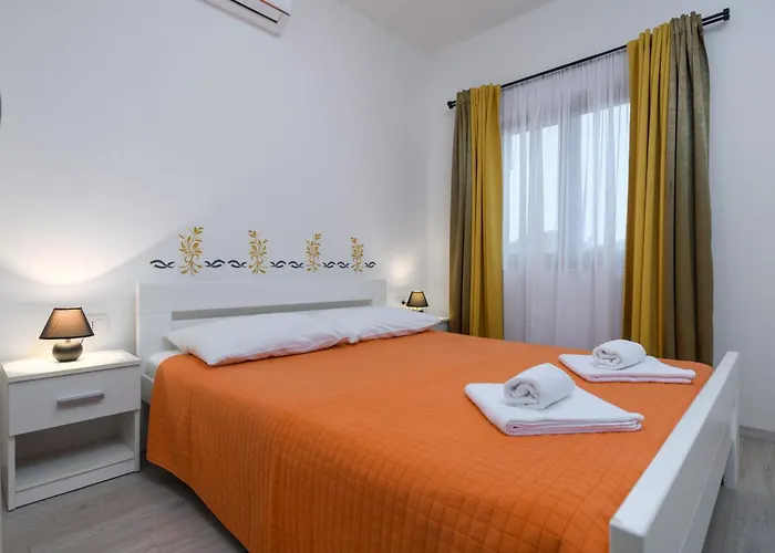 펜션 Percan - Spacious Family With Private Pool On A 4000 Square Meter Plot 크르니카