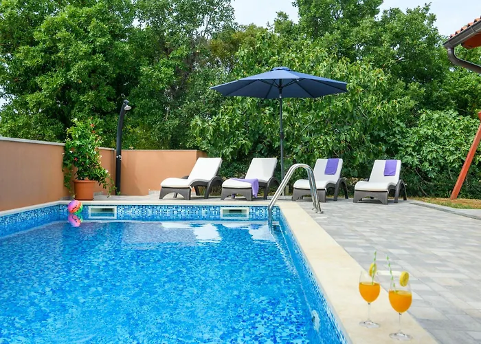 Percan - Spacious Family With Private Pool On A 4000 Square Meter Plot 펜션 크르니카