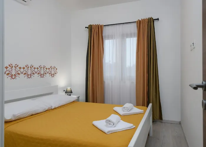 Percan - Spacious Family With Private Pool On A 4000 Square Meter Plot 펜션 크르니카